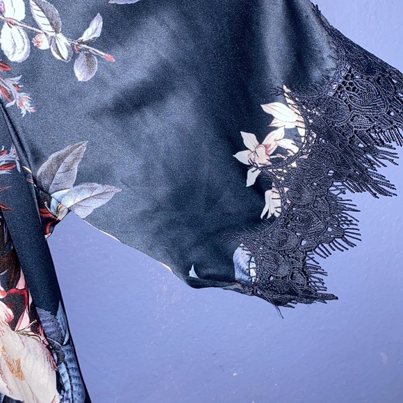 LeRose Robe - Picture 5 of 8